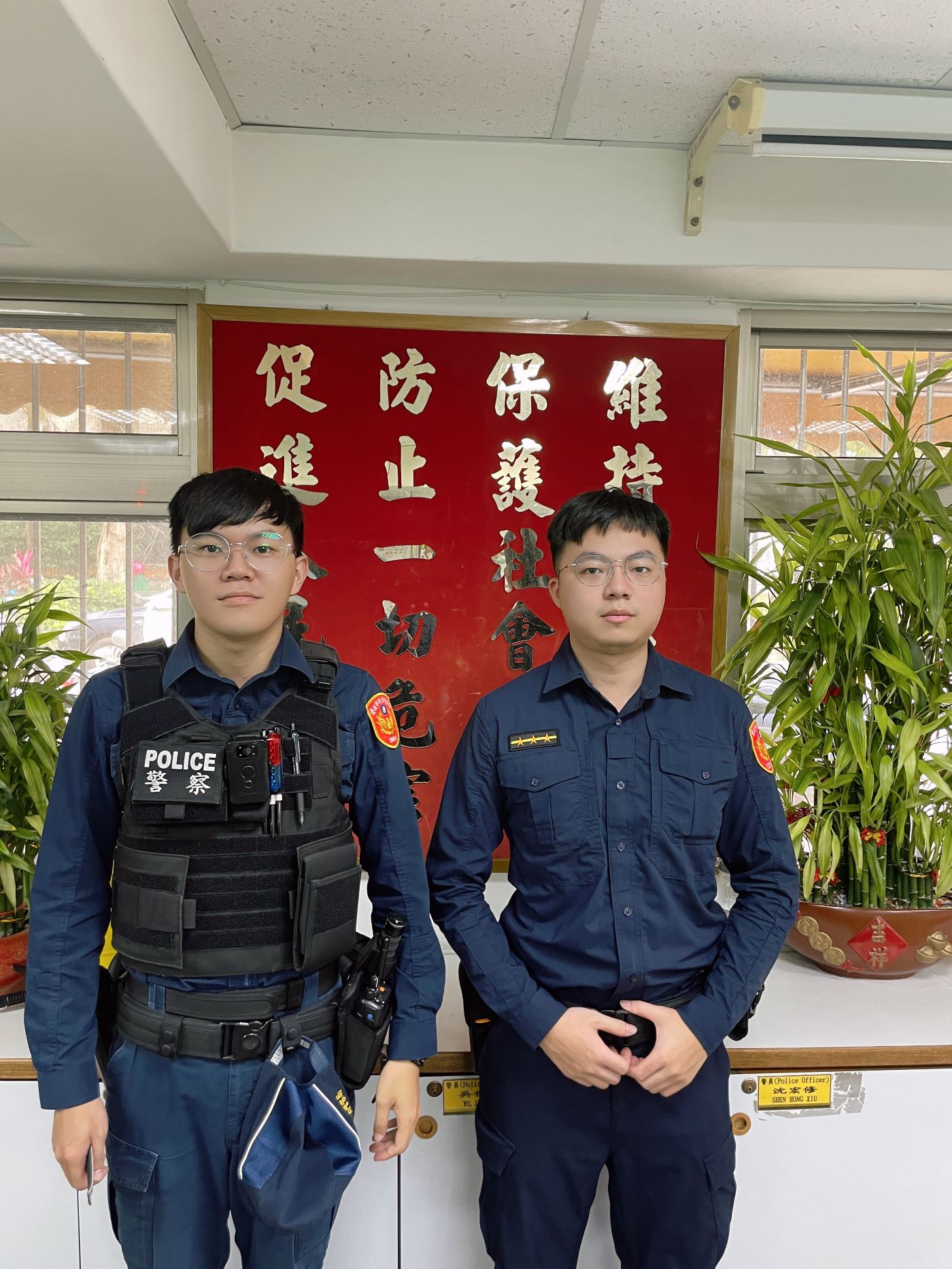 同德派出所暖警潘彥瑋（右）及陳宣宇（左）。