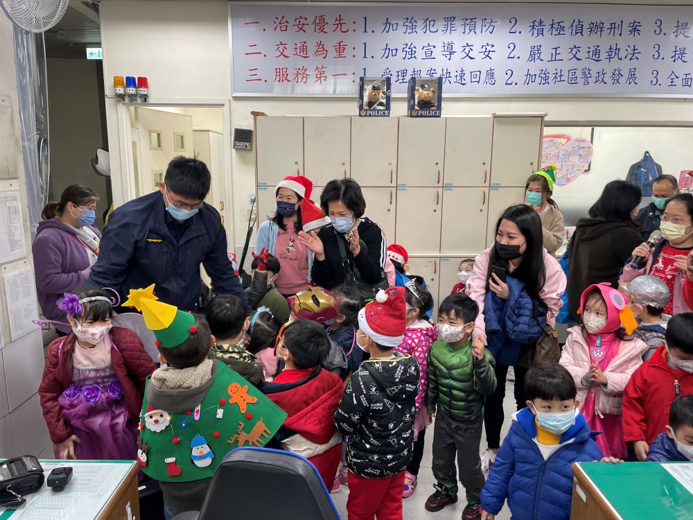 員警發放聖誕節禮物給學童