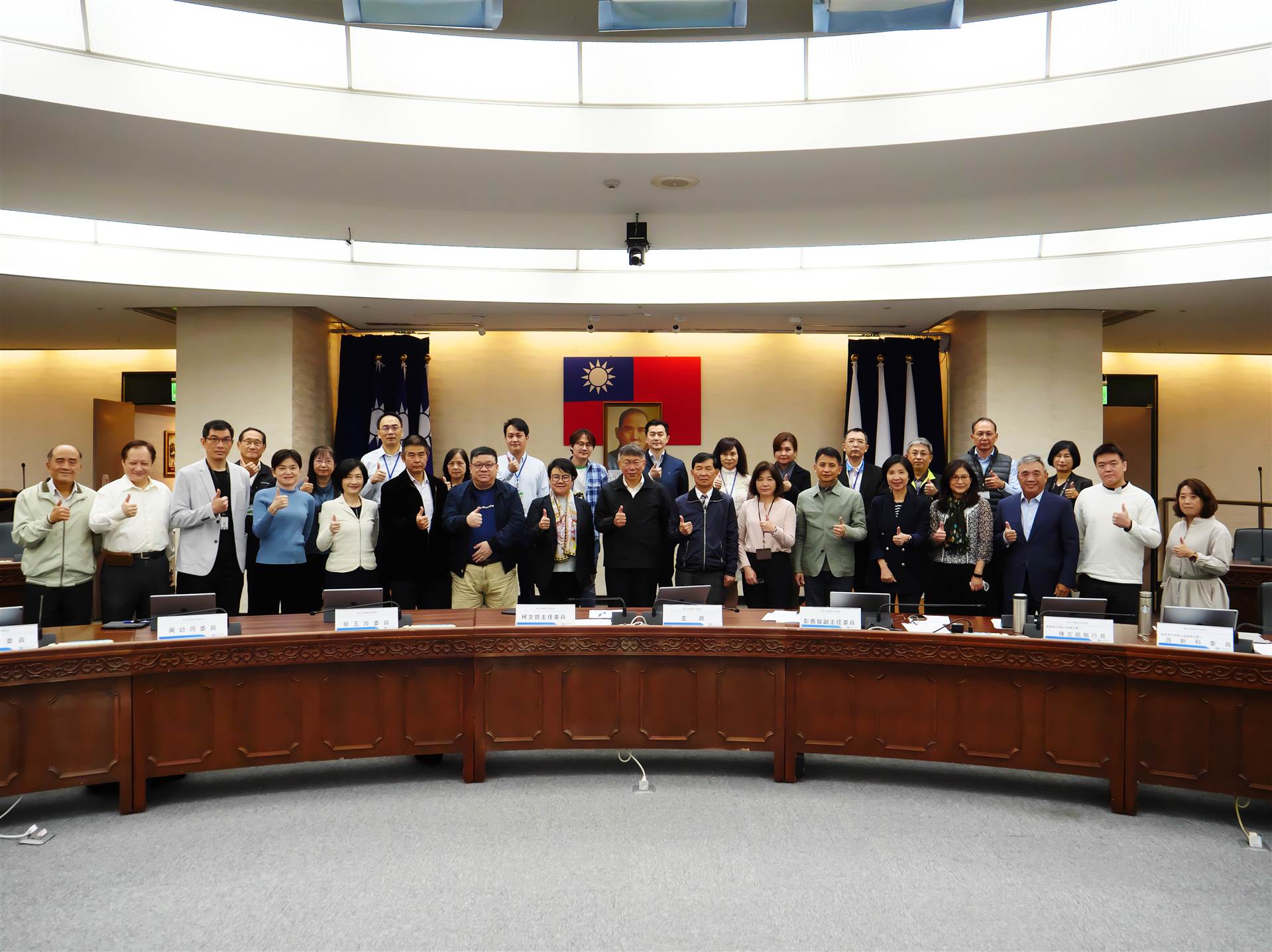 臺北市政府第25次智慧城市委員會委員合影。