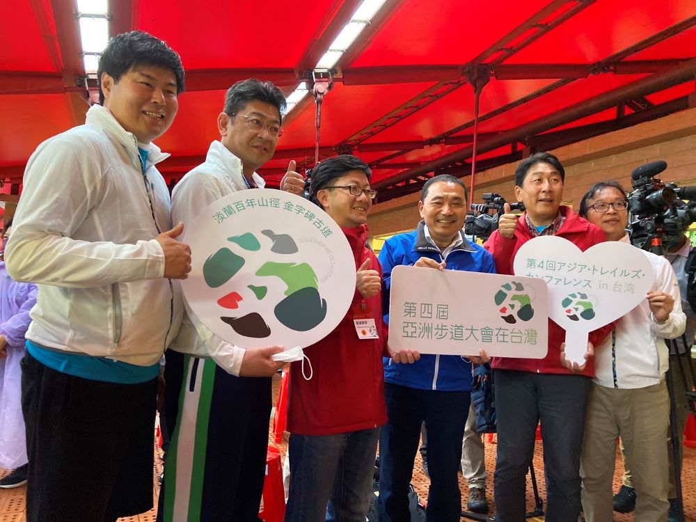 新北市市長侯友宜與日本宮城縣代表團、韓國濟州偶來基金會、韓國步道協會代表進行合影。（圖／新北市政府提供）