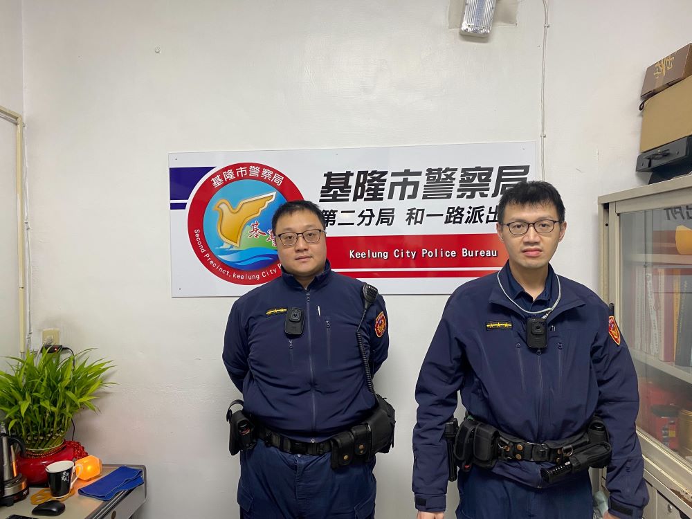 基隆第二分局和一路派出所警員潘禹叡(左)、警員林星辰(右)。