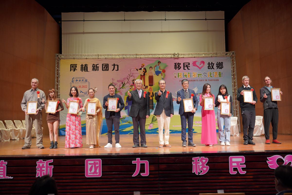 十大優秀新住民、外籍人士及移工與移民署署長鐘景琨（右六）與桃園市副市長李憲明右七大合照。（右三越南新住民鄭伶巧、左一法國新住民范託福、左五菲律賓籍艾德多）