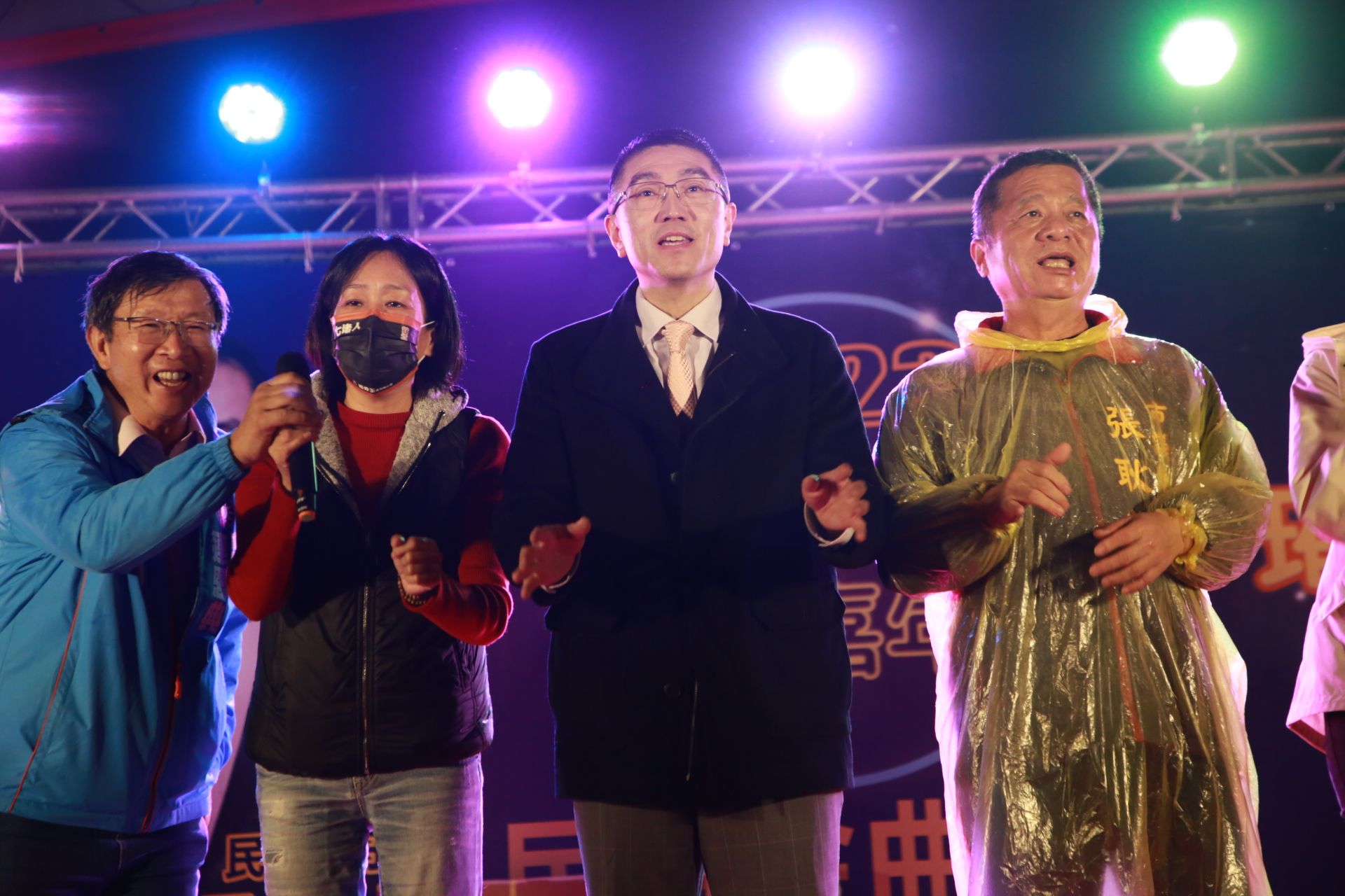 陪伴現場人潮高聲倒數