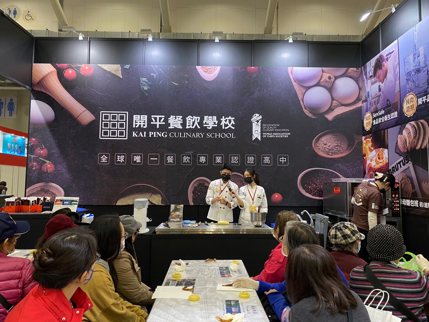 開平餐飲學校憑藉厚實餐飲教學背景，以「工法」教學為基礎，出版全台第一本肉桂捲專書《肉桂捲技法全圖解》，內容清晰易讀且類型多元，一上架就廣受好評，連續多週霸榜知名網路書籍平台。