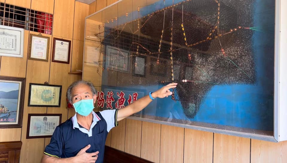 臺北市青發家教中心壯遊團隊「浪跡天涯旅行團」聽定置魚網解說。
