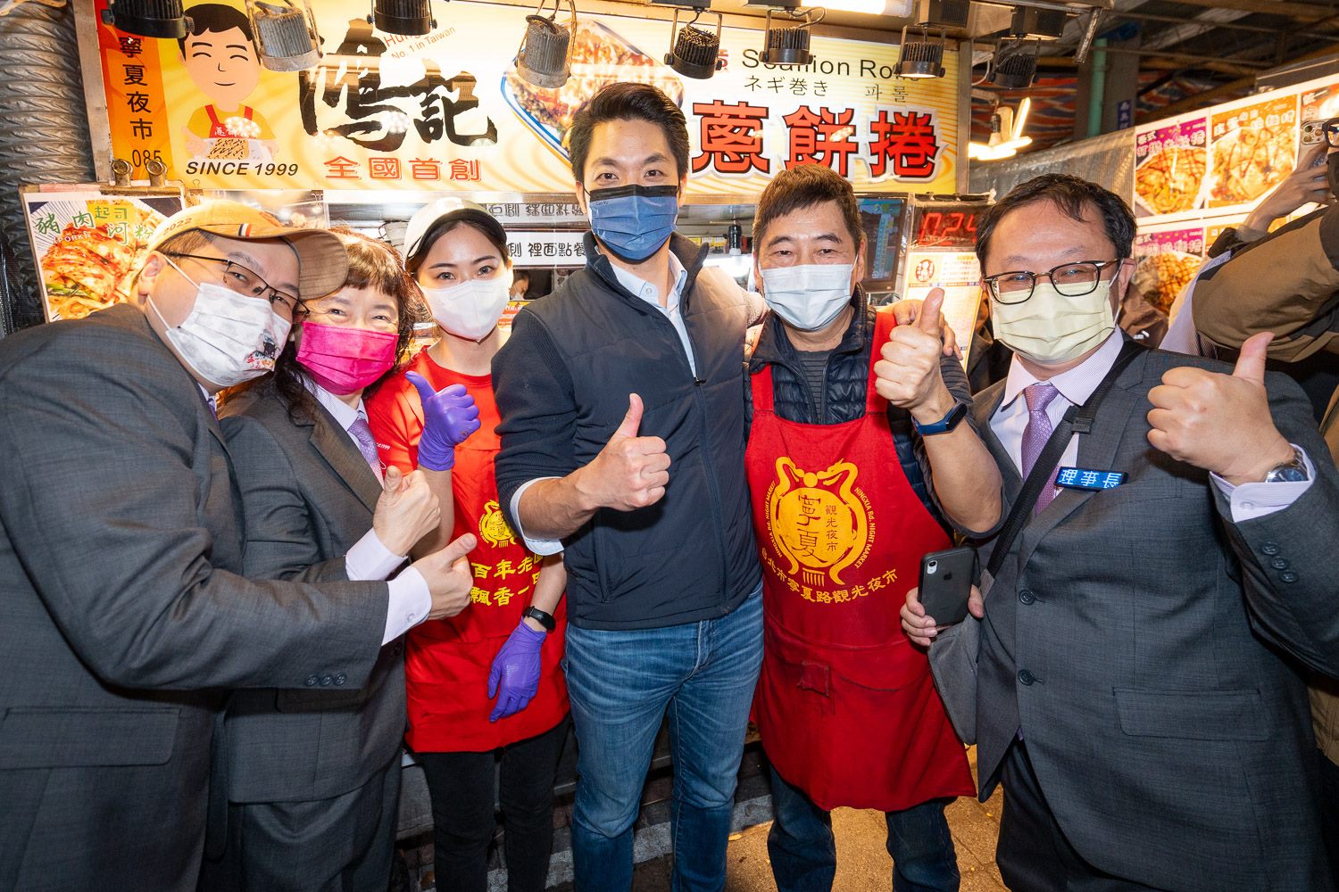 蔣萬安市長與寧夏夜市攤商合影。