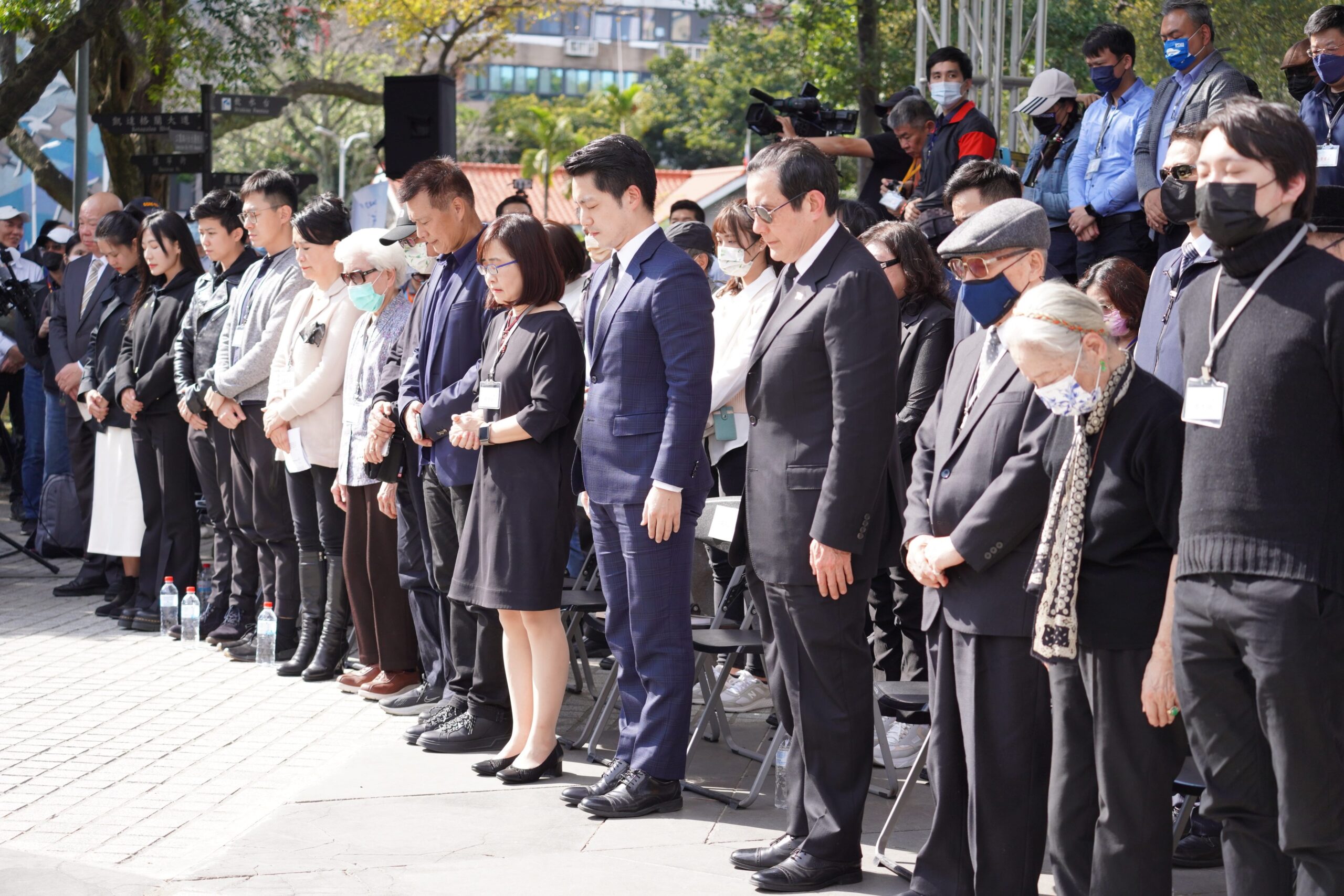臺北市二二八事件76周年紀念會全體來賓向受難者默哀致敬