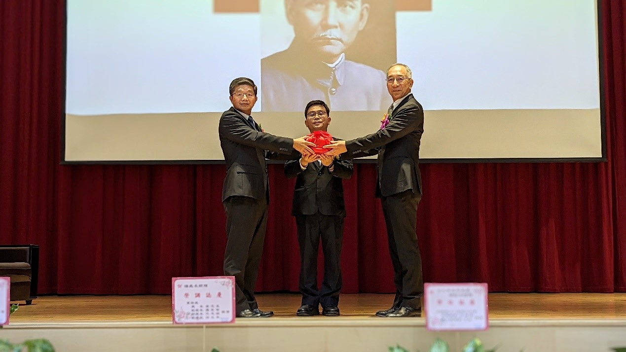 卸任處長黃銘宏處長(左)，在陳銘樹副總經理監交下(中)，將印信交接給新任楊顯輝處長處長。