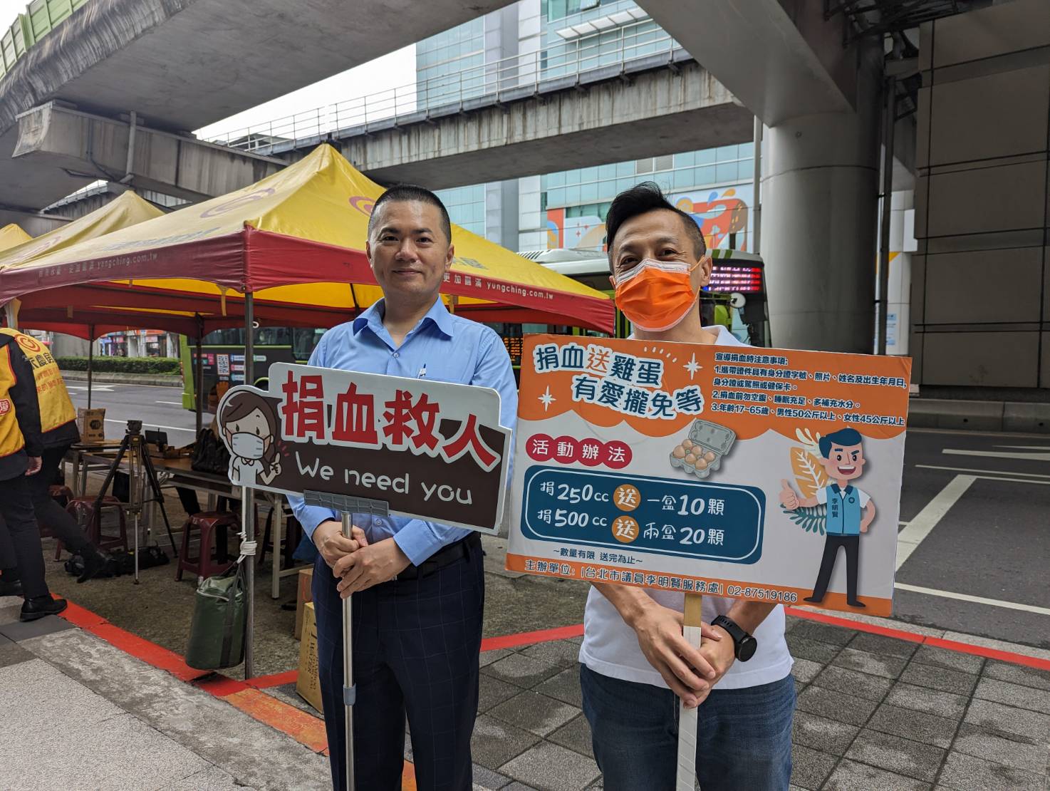 宏明建設董事長陳啟宏(左)前臺北市警察之友會內湖辦事處主任，台北市議員李明賢(右)，熱血相挺、讓愛延續。