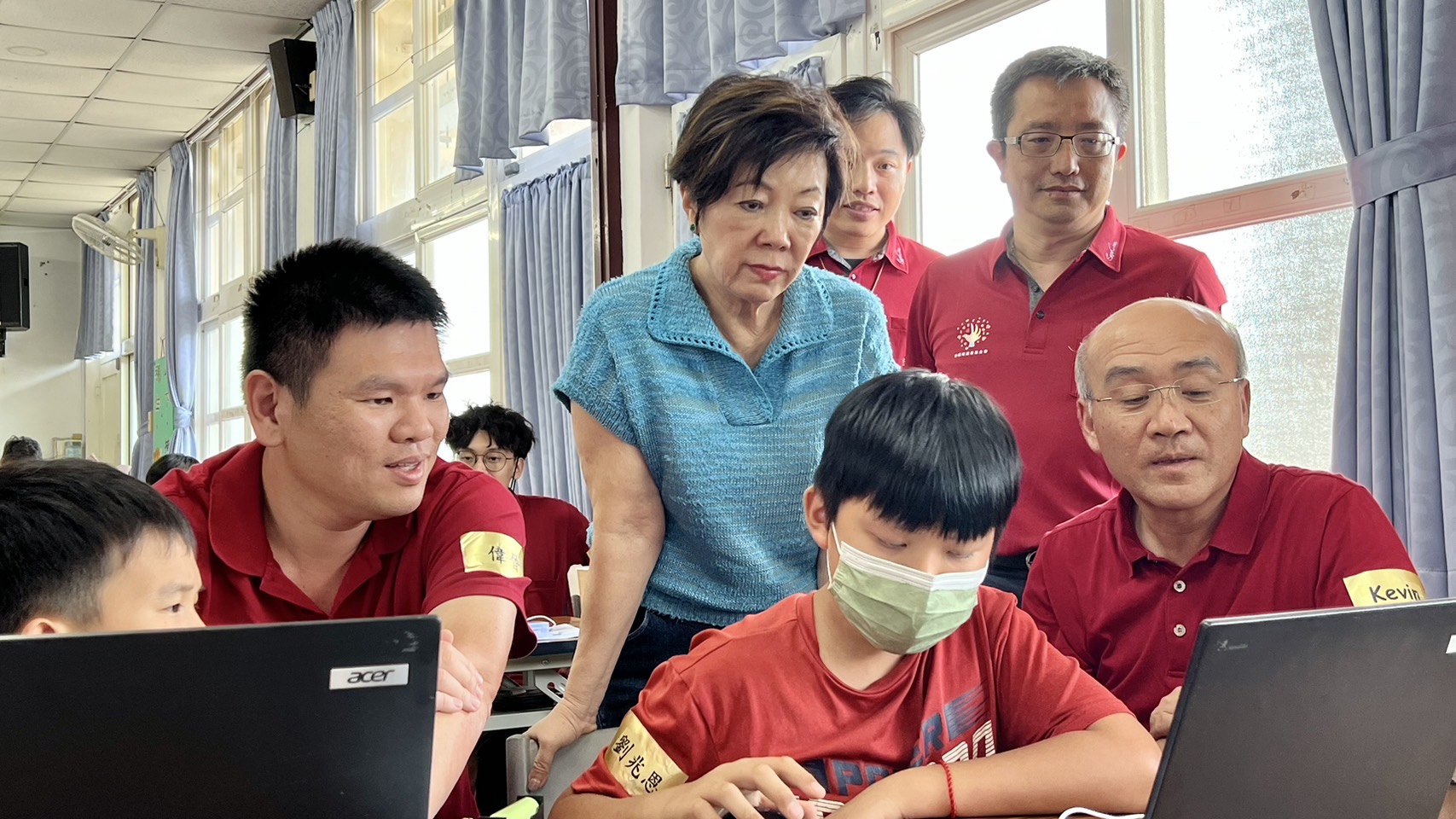 AI人工智慧營廣受學童歡迎，台積電慈善基金會董事長張淑芬帶領學童初探人工智慧之門。