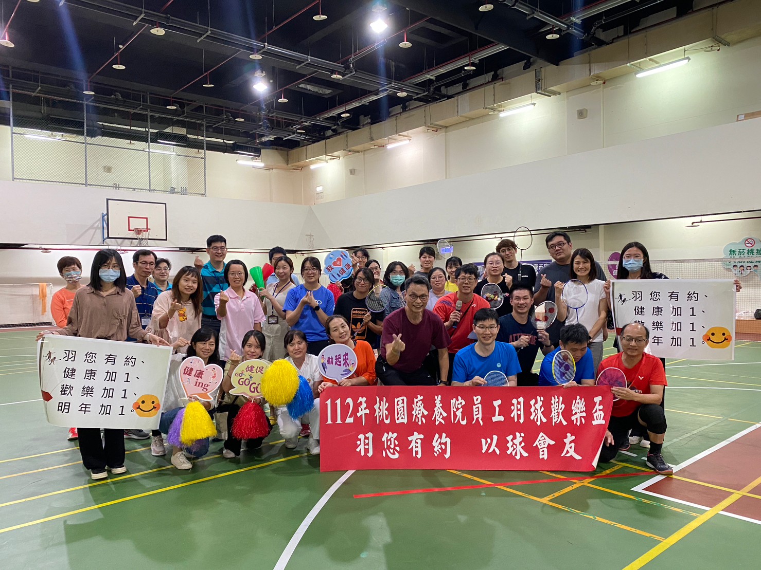 桃療羽球參賽者賽前大合照。