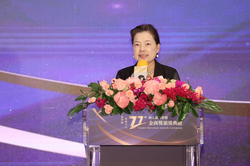 經濟部長王美花頒發優良商人獎，肯定所有得獎人對台灣的貢獻。（圖／主辦單位提供）