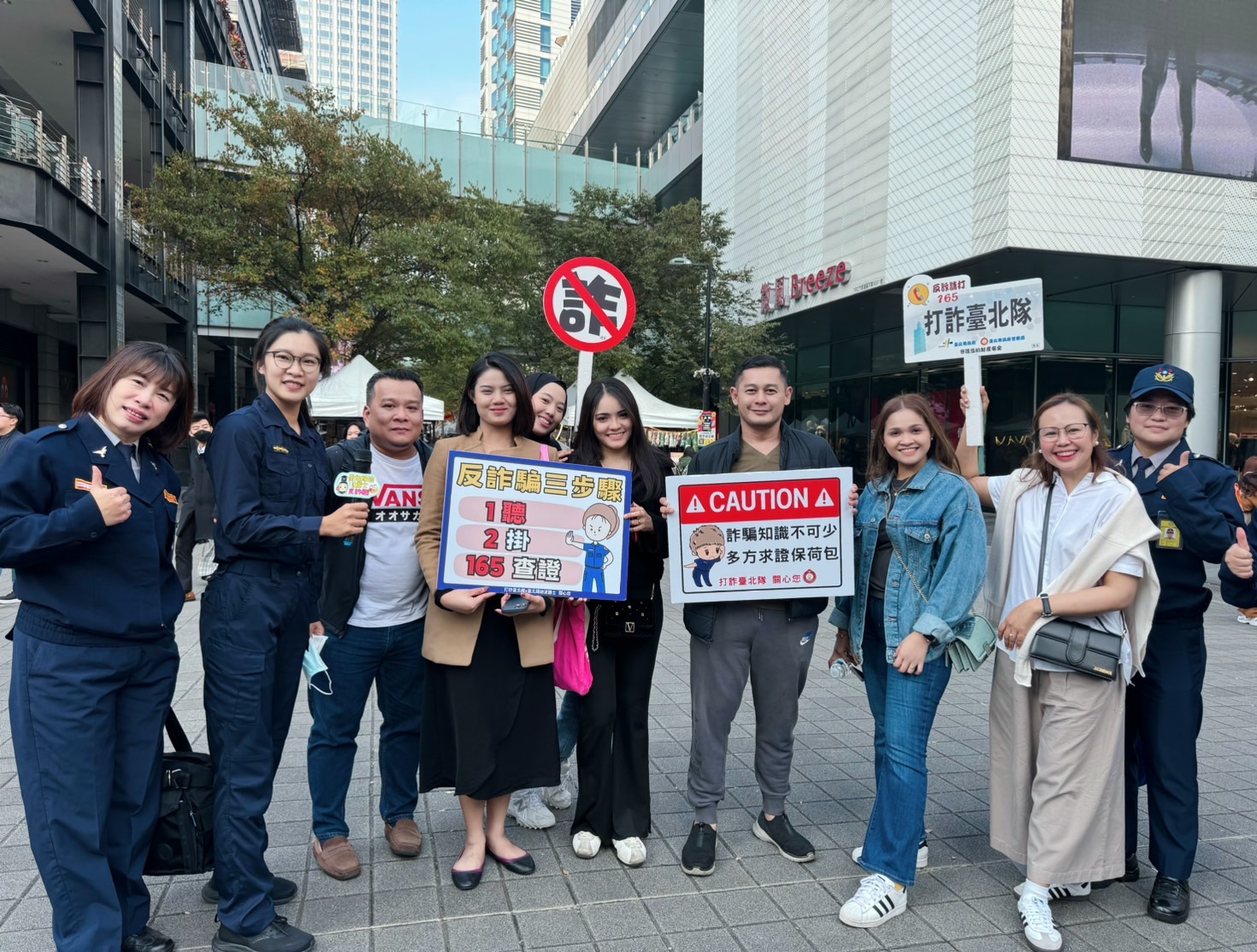 北市婦幼隊於信義商圈宣導人身安全。