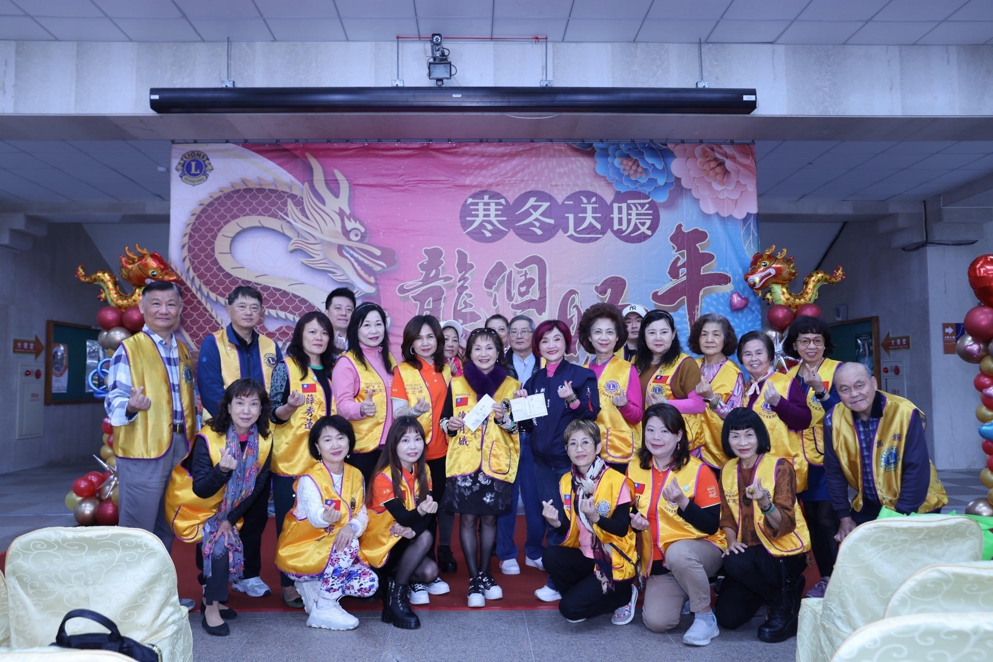 陳月娥會長攜手獅姊團隊及捐贈者一起，向新竹縣內13所國中小學及2所教養院捐贈了267份民生物資，並為一位93歲的低收入戶提供了喪葬費。