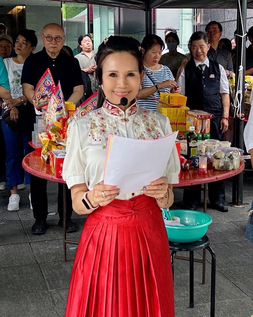 創辦人盧宜鈴老師都以最虔誠的心意主持普渡祈福。